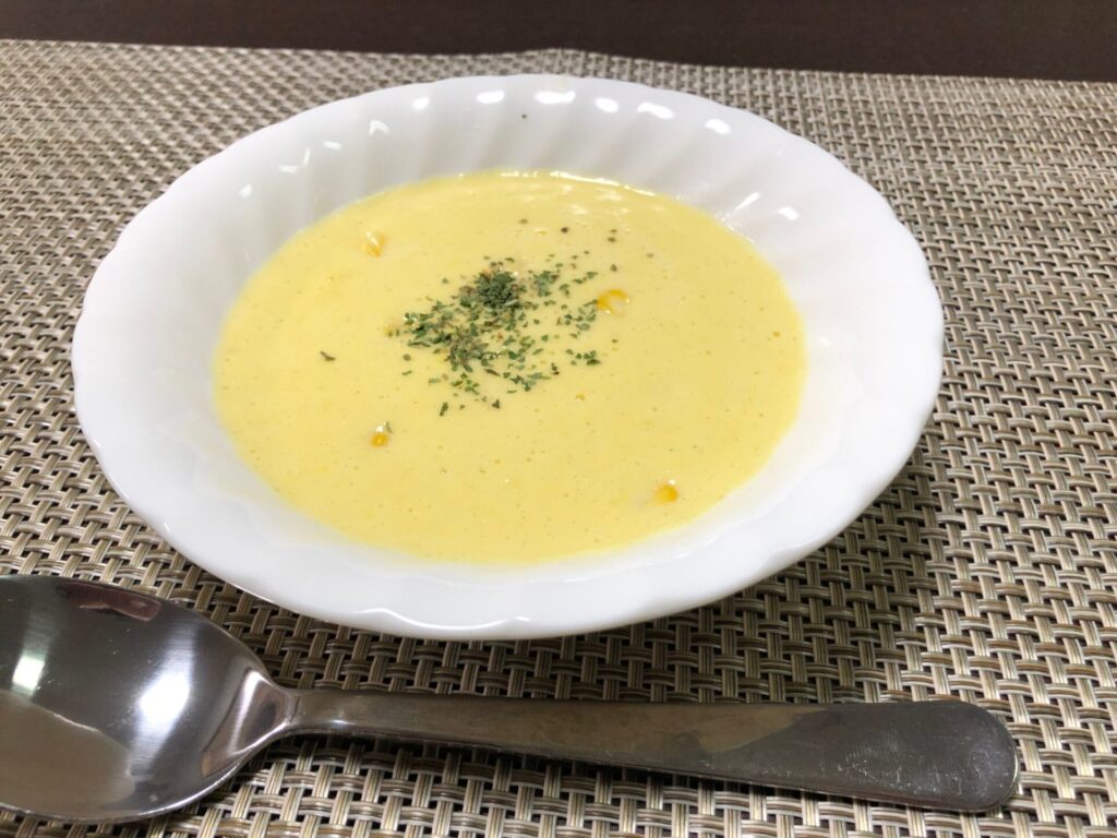 ジャガイモ、コーン、ケールのスープのレシピ